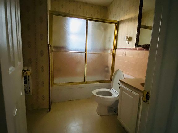 4th image of 411 N Cherry St