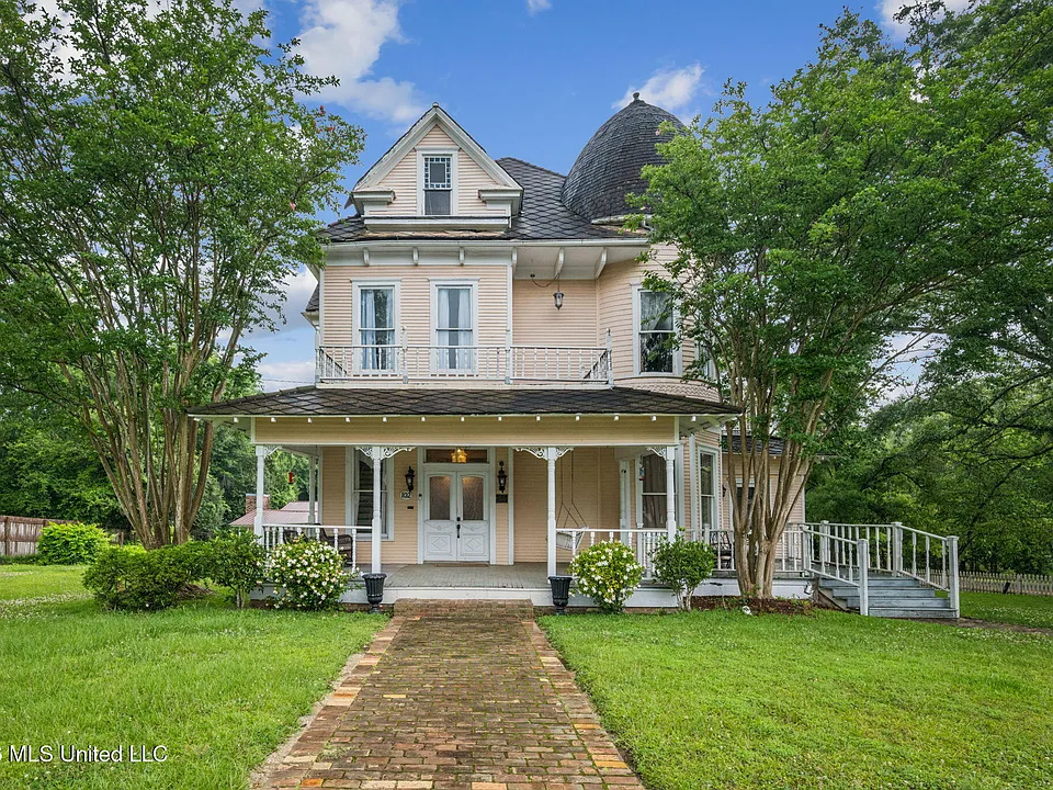 102 W Myrtle St