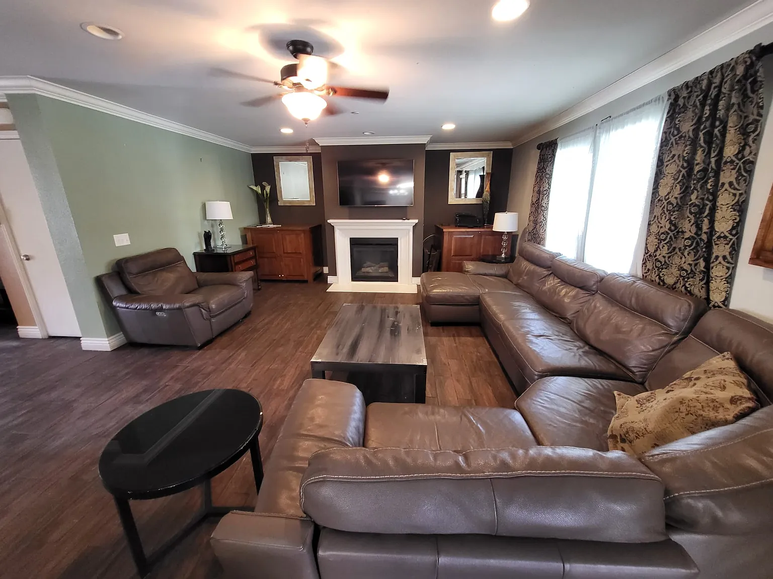 6 bed, 2600 sqft, $5,999 — Photo 2