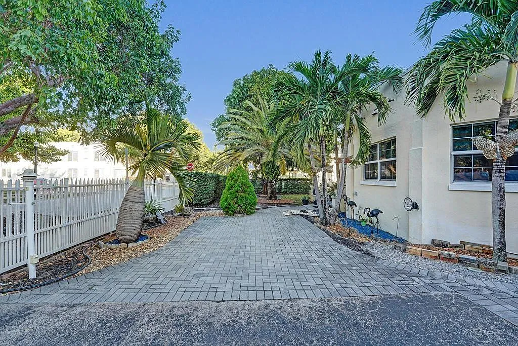 3 bed, 2.0 bath, 1307 sqft, $2,950 — Photo 3