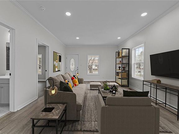 3rd image of 1121 Elm St