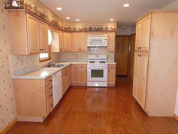 5th image of 104 W Marlynn St