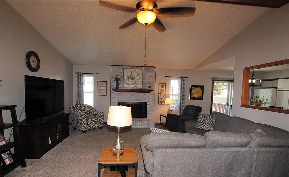 3 bed, 1.5 bath, 1400 sqft, $2,000 — Photo 3