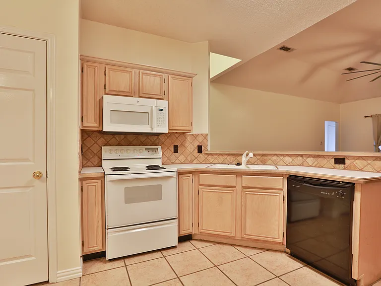 7836 Armor Ln — Photo 4