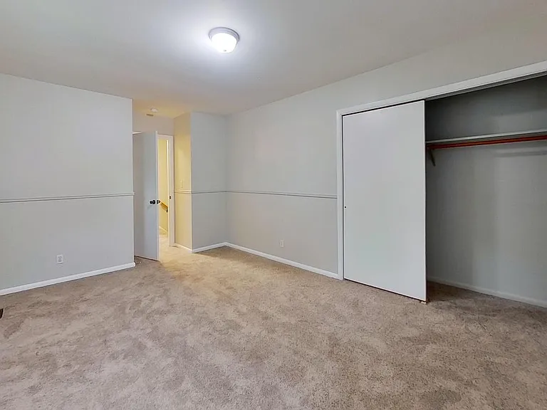 8027 N Richardt Ave — Photo 16
