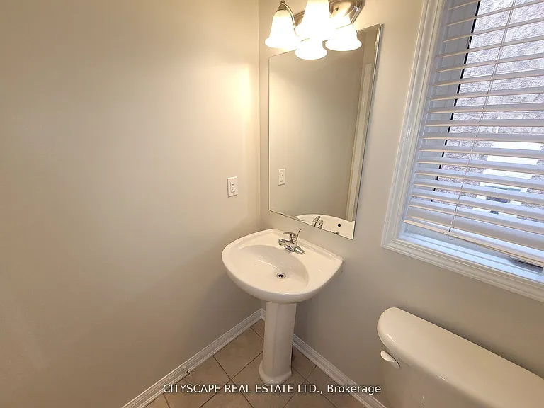 219 McGinnis Cres — Photo 30