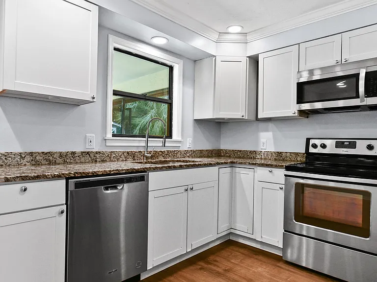 2374 SE Marseille St — Photo 10