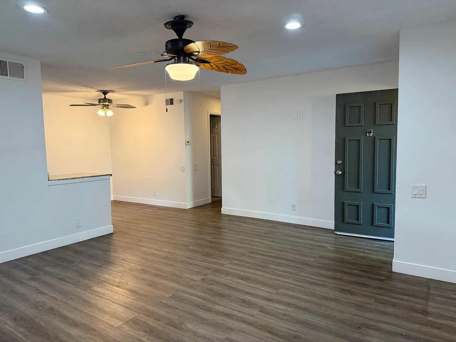 2 bed, 888 sqft, $2,800 — Photo 2