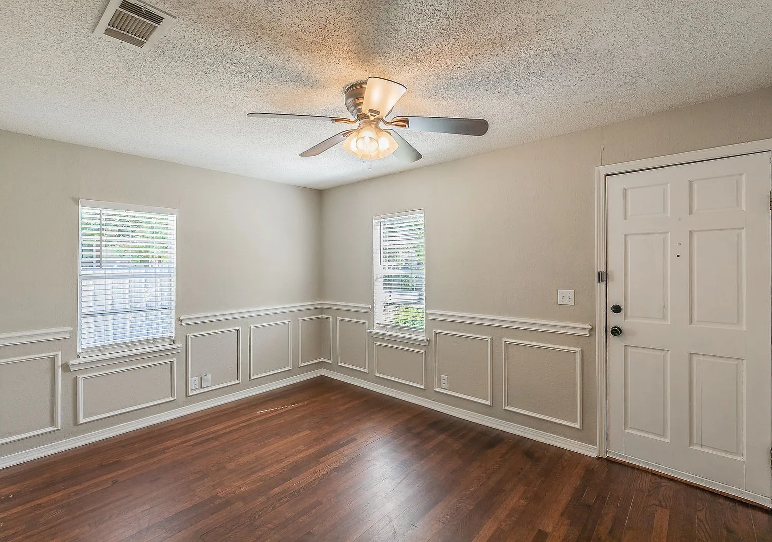 Charming 3 Bedroom 1 Bath in Ridglea Area! — Photo 3