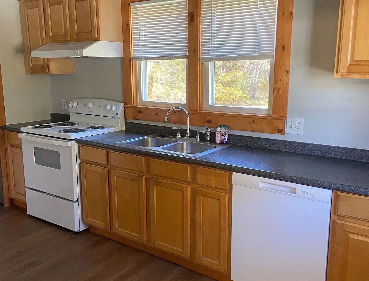 3 bed, 1.0 bath, 990 sqft, $2,400 — Photo 4