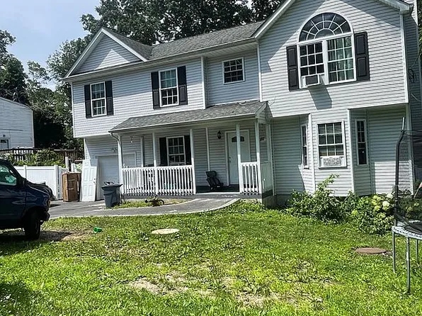 31 West Ln, Medford, NY 11763