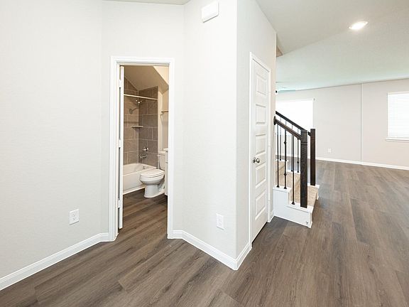 3rd image of 622 Pine View Cir