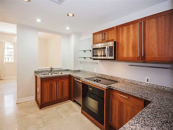 3rd image of 18370 NE 30th Pl