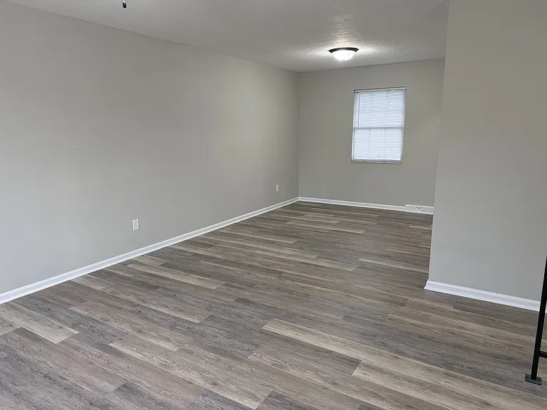 Crestview Dr — Photo 3