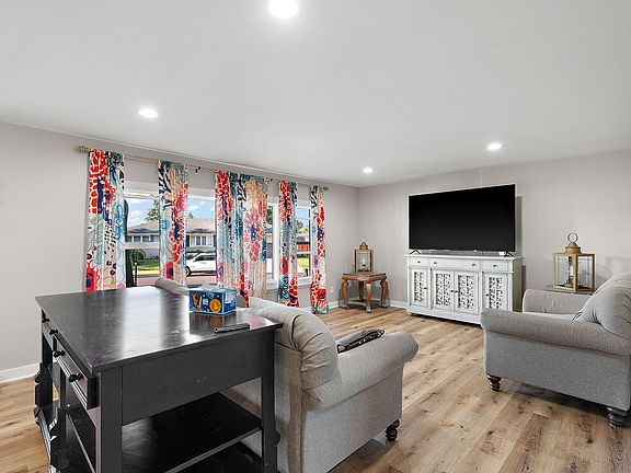 4th image of 700 W 55th Ave