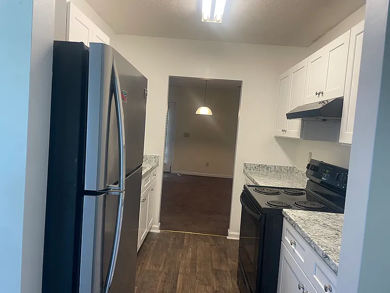 1027 Bonham Ave — Photo 6