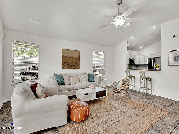 4th image of 512 SILVERBELL Court