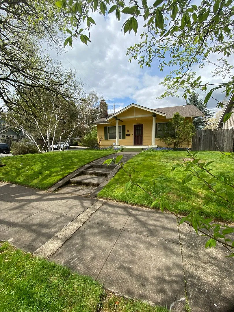 Charming Light Filled Corner Lot Bungalow in Rose City Neighborhood with Hardwoods & Fenced Backy... — Photo 2
