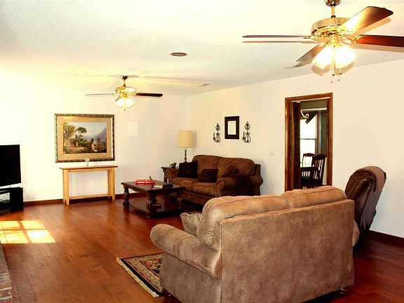 4th image of 304 E Silver Oak Dr