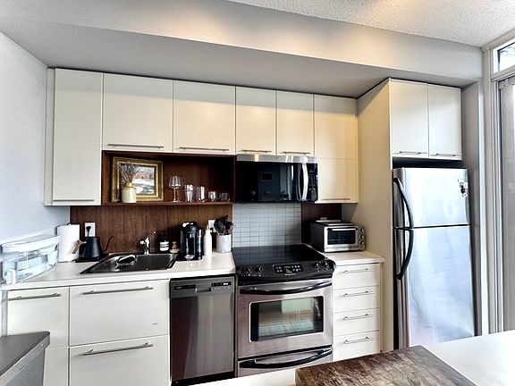 3rd image of 25 Carlton St #2111