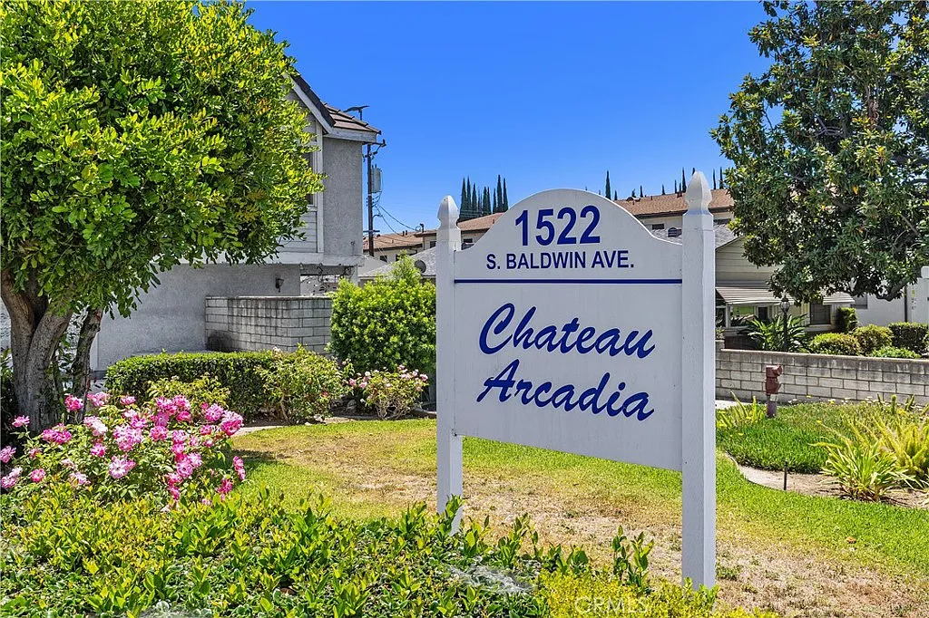 3 bed, 2.5 bath, 1263 sqft, $3,200 — Photo 3