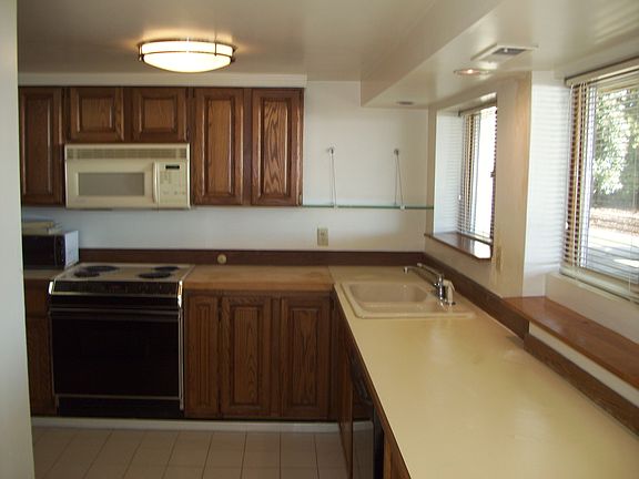 Kitchen with breakfast counter