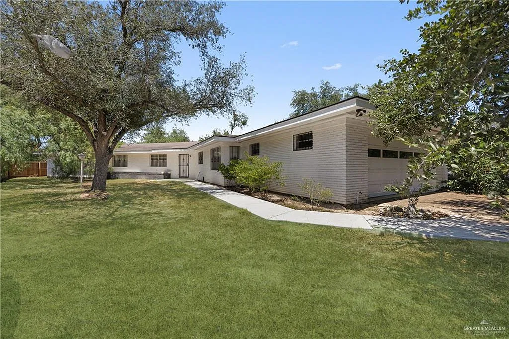 4 bed, 3.0 bath, 2819 sqft, $1,900 — Photo 1