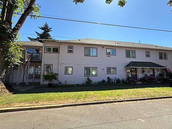 2nd image of 291 Clay St W #3
