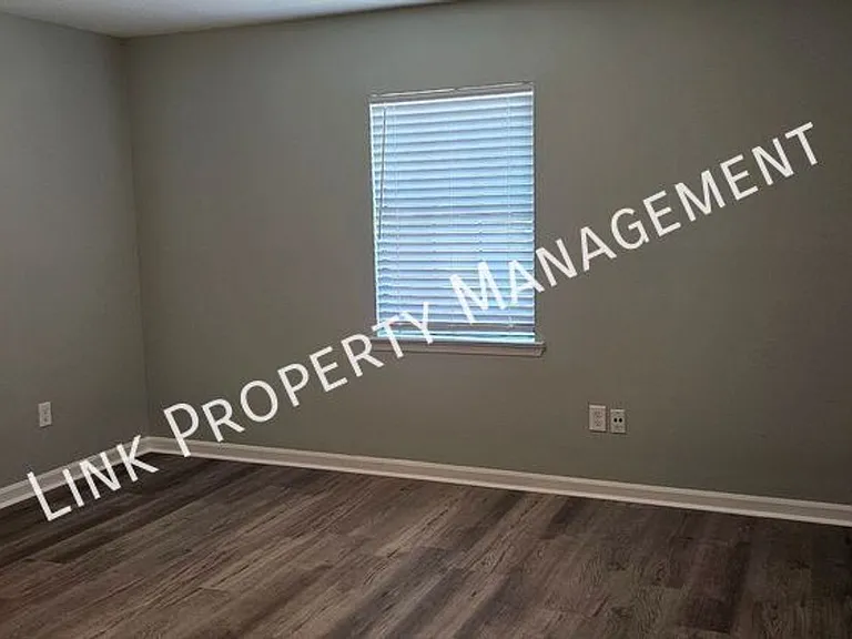 900 Peppermill Rd — Photo 4