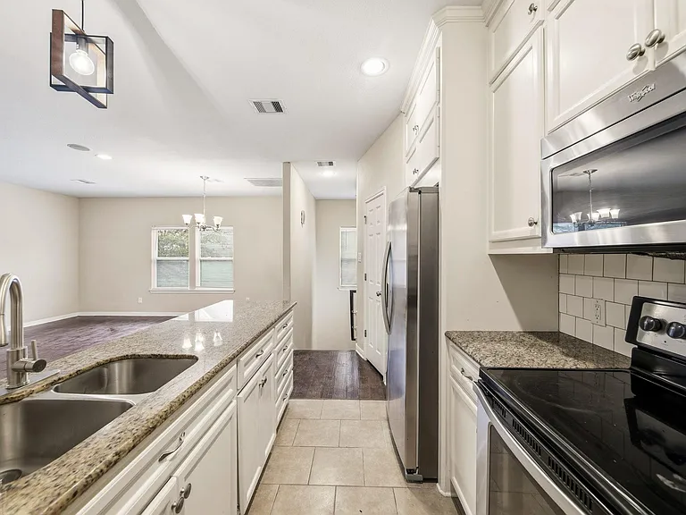 5303 Avenue J — Photo 3