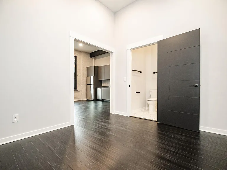 402 W 9th St #3 — Photo 9
