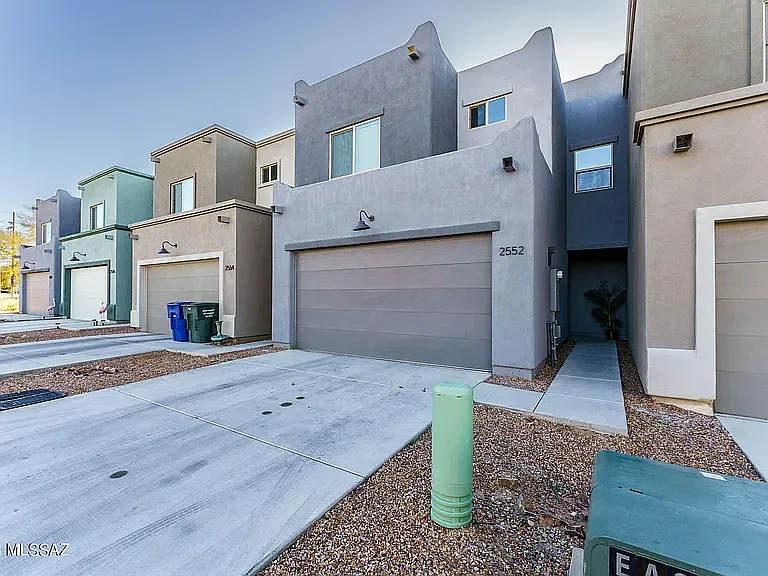 3 bed, 2.5 bath, 1699 sqft, $2,050 — Photo 1