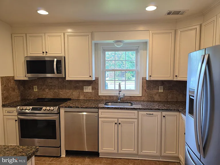 950 Park Ave — Photo 3