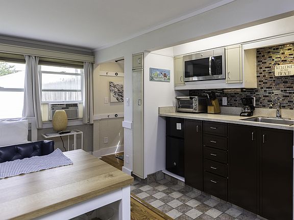 5th image of 617 23rd St APT 5