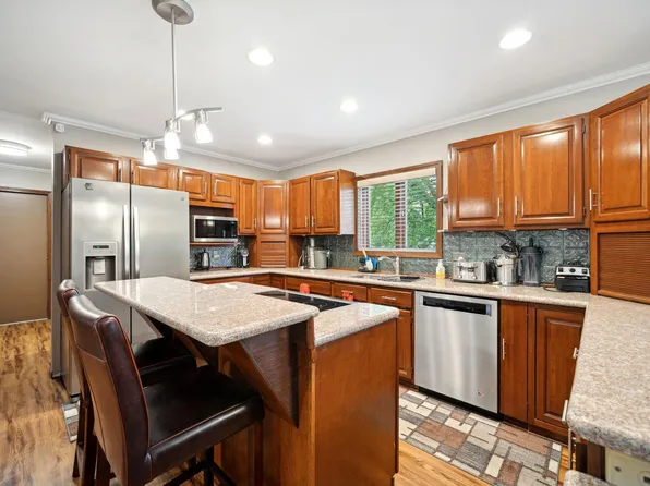 15518 Lac Lavon Dr, Burnsville, MN 55306