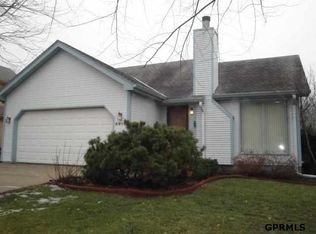 5819 R St, Omaha, NE 68117