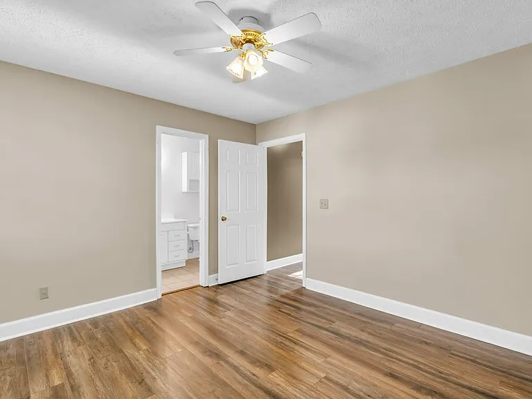 112 W Gillespie St #F — Photo 5