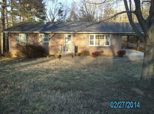 1070 E Oak Hill Dr, Halifax, VA 24558