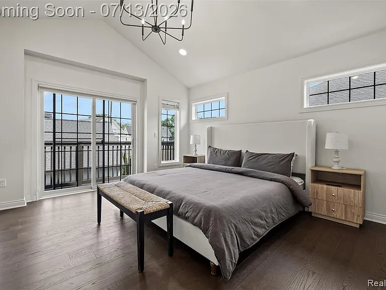 1049 Chapin Ave — Photo 18