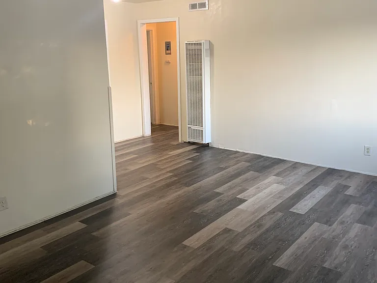 Updated 2 Bedroom in Nob Hill with Garage & Balcony — Photo 21