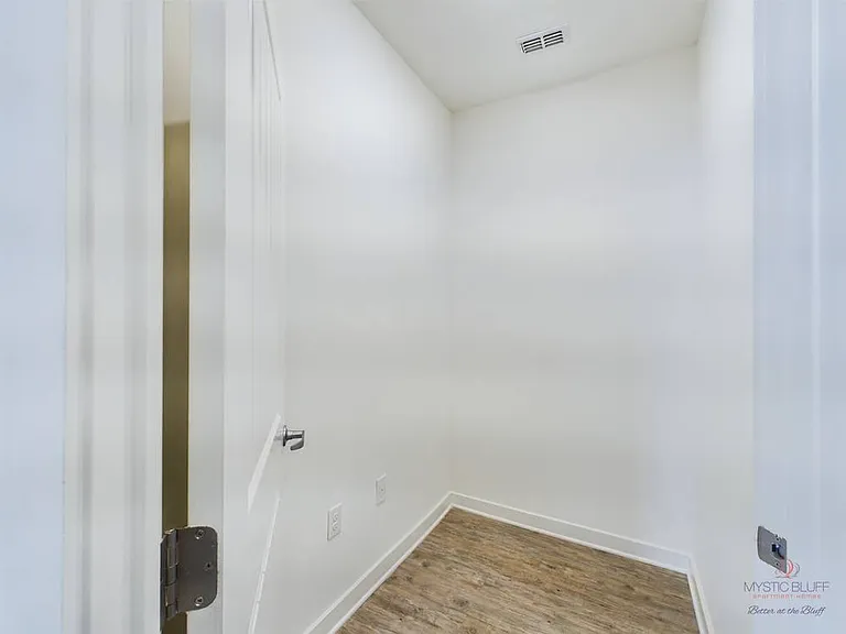 Mystic Bluff Apartments — Photo 120