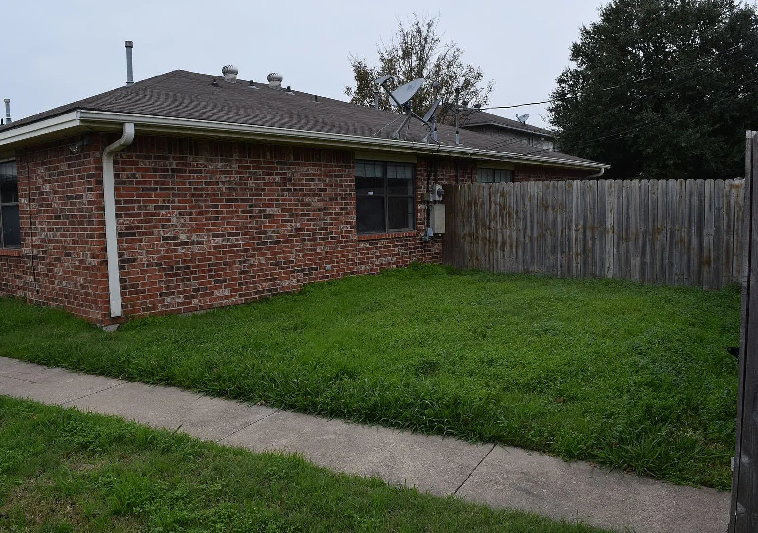 Available For August Pre-Lease Charming 3 Bed, 2 Bath Duplex In Great Location! — Photo 2