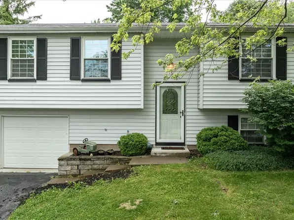 16 Falcon Dr, West Henrietta, NY 14586
