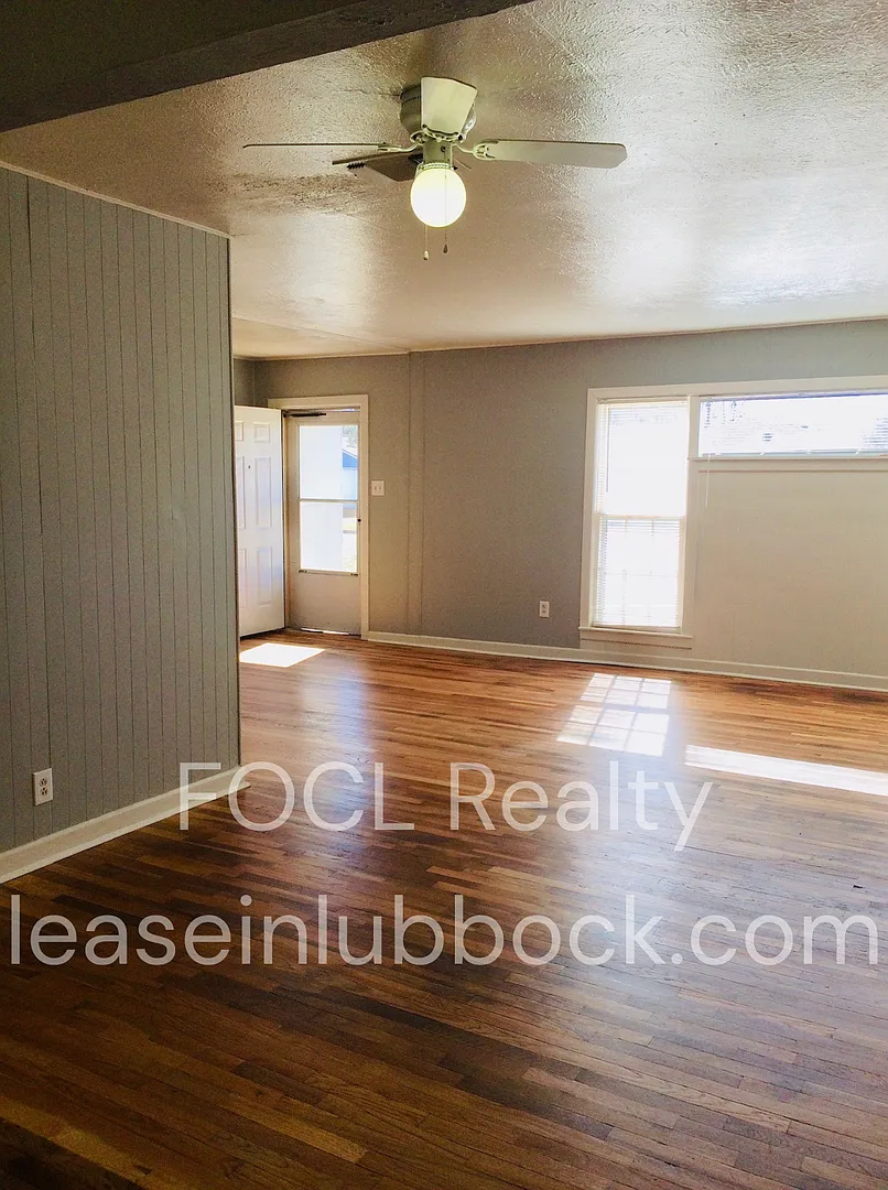 Spacious 3/2 with Hardwood Floors — Photo 4