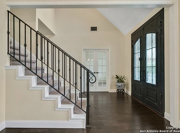 2nd image of 1762 Fox Tree Ln