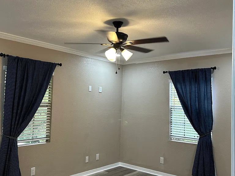 427 Crestwood St — Photo 3