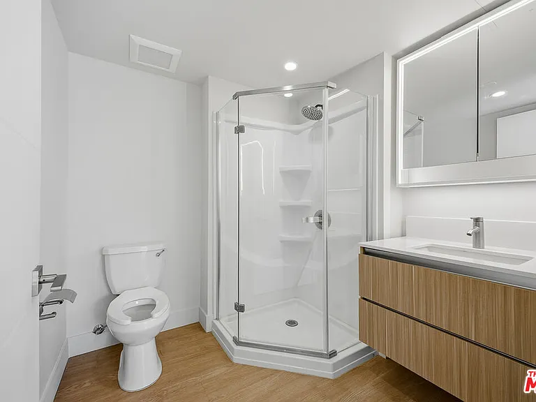 11837 Mayfield Ave #106 — Photo 4