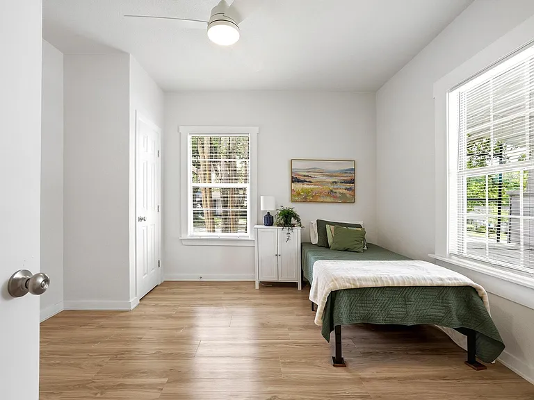 537 E Sears St — Photo 11