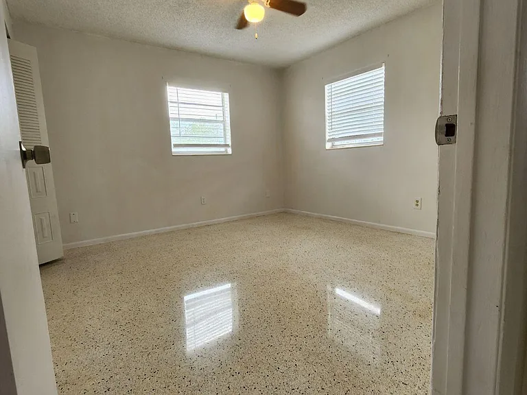 2506 Seneca Ave — Photo 6