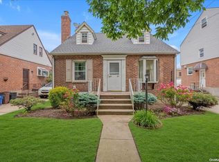 4915 216th St, Oakland Gardens, NY 11364